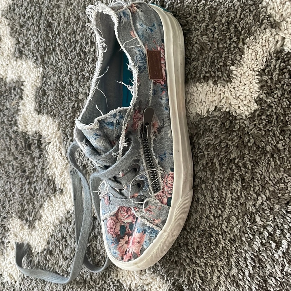 Blowfish size 6 shoe
